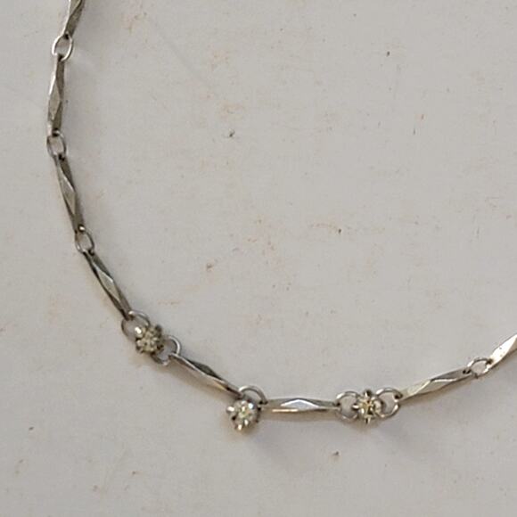 Elegant Silver Tone Necklace With Delicate Textured Links Sparkling Rhinestones - Picture 5 of 10